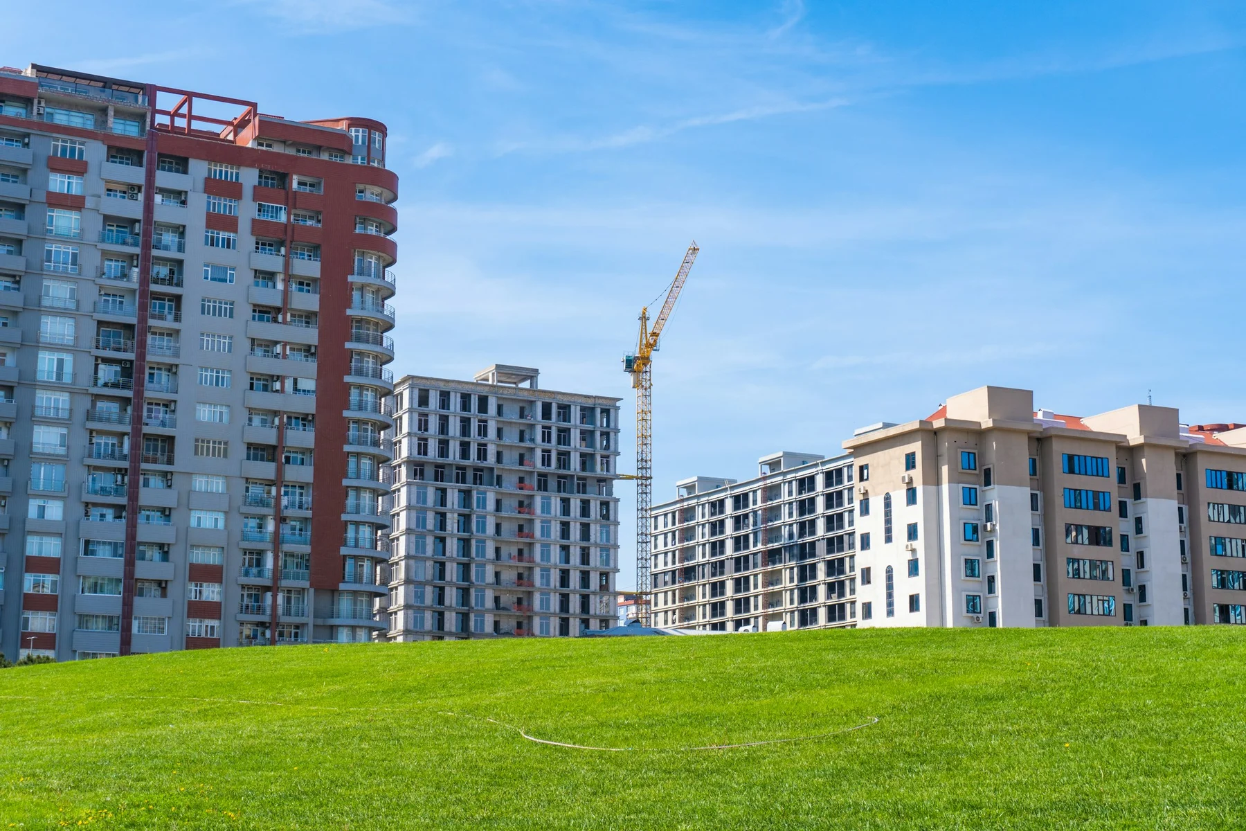 Edifícios residenciais em construção, representando a oferta de novos empreendimentos