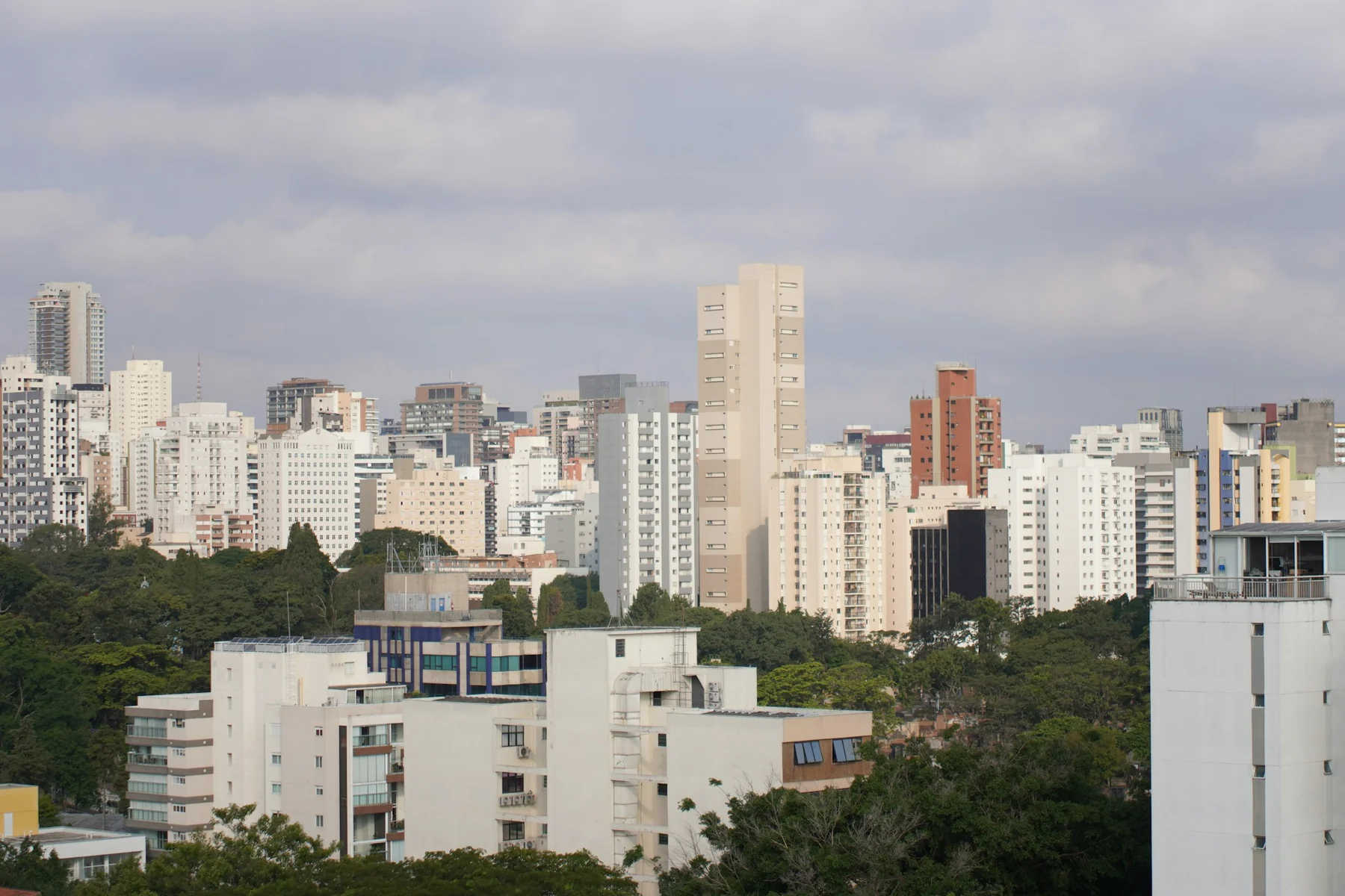 Vista urbana de São Paulo com edifícios residenciais, ilustrando a oferta de imóveis nas capitais brasileiras